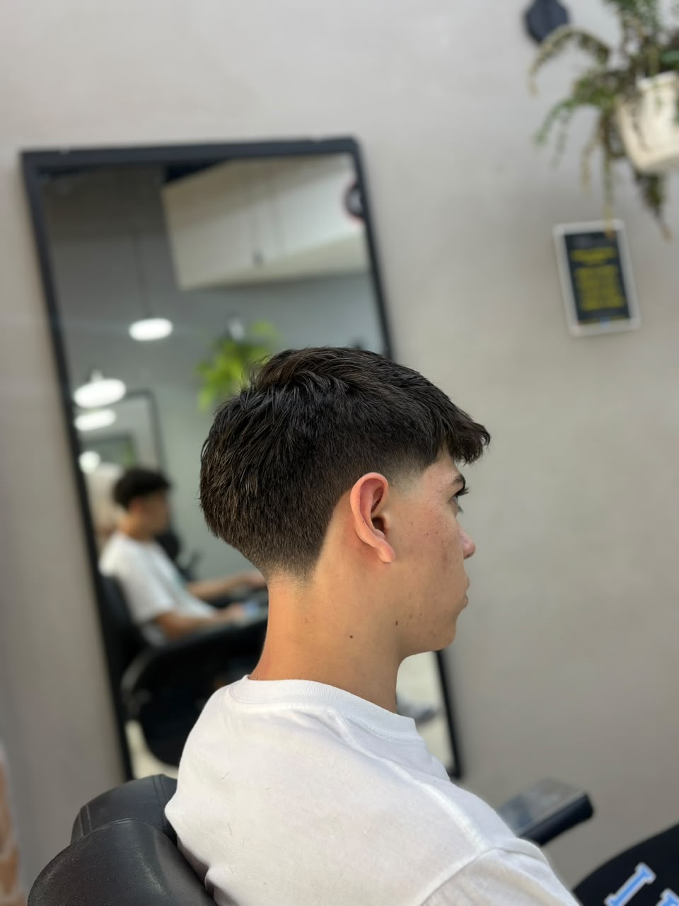 Corte clásico peinado hacia atrás
